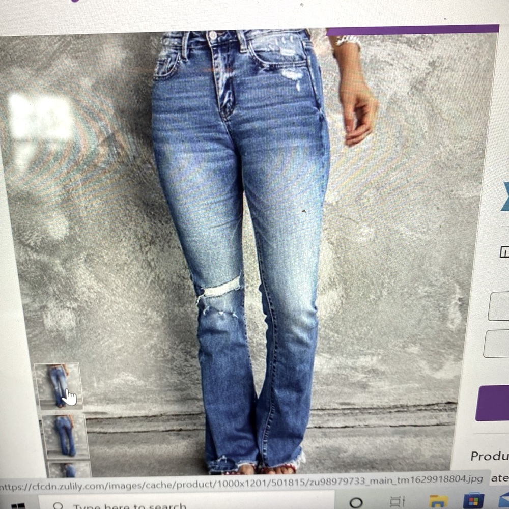 NWT  Women’s distressed flare jeans